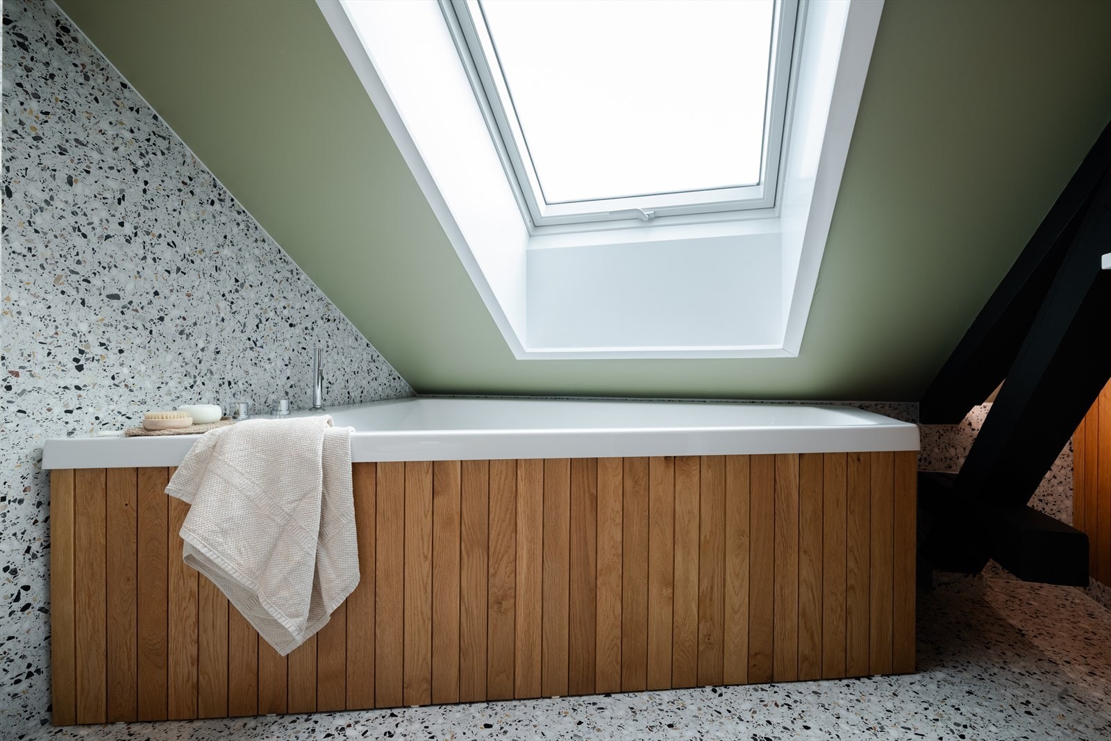 Stort badekar med plass til to. Terrazzoflisene er fra Respo Terrazzo Galleribilde
