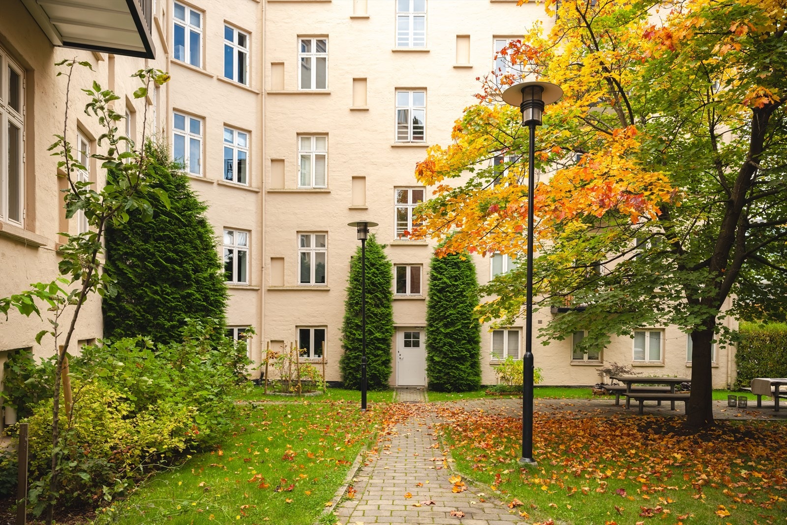 Bakgården er stor og pent opparbeidet med steinlagte stier Galleribilde