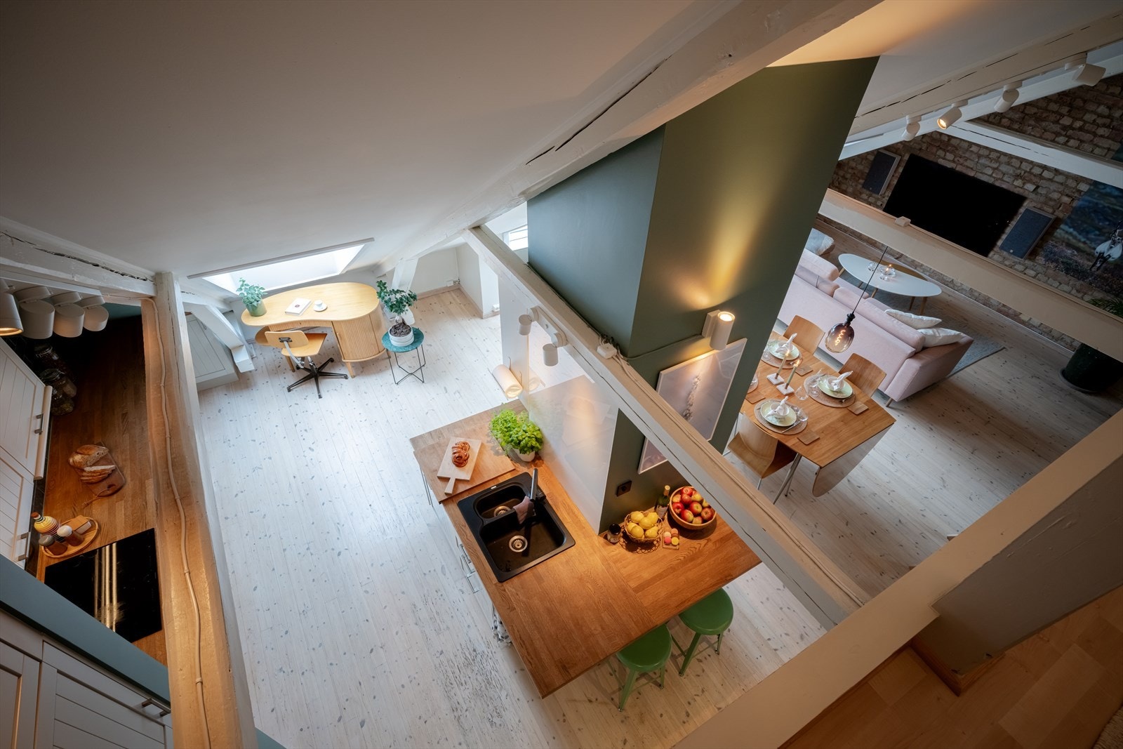 Leiligheten er en loftsleilighet med et gulvareal på 106 kvm + 10 kvm gulvareal på hems Galleribilde