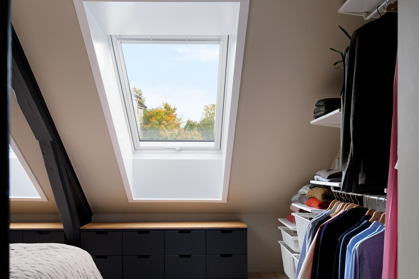Nye Velux vinduer fra 2022 med original lysblending og lysgardin (velux duo) Galleribilde