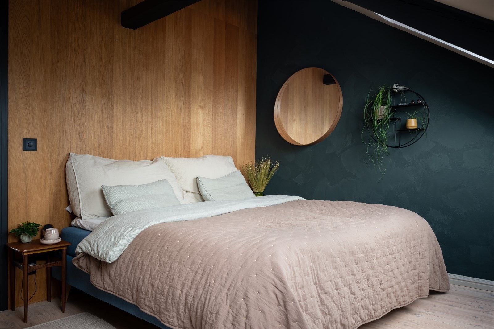 Boligen er en råekker 3-roms som har blitt betydelig oppgradert de senere år Galleribilde
