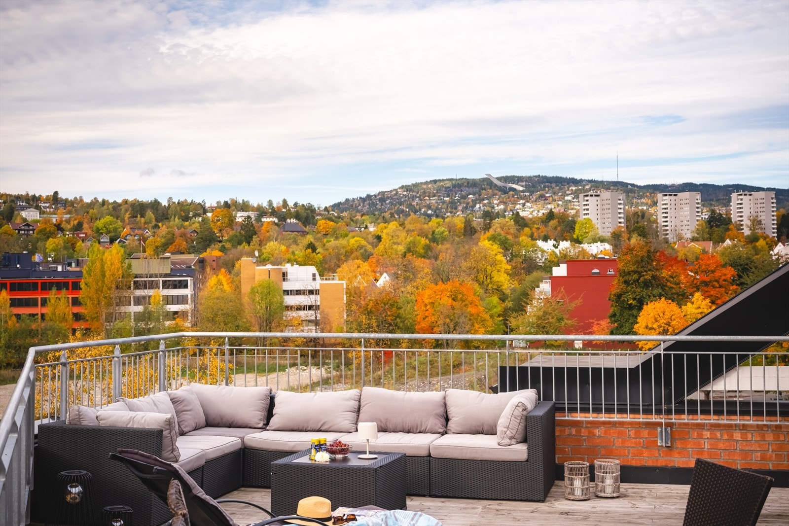 Her er det gode solforohold (kveldssol), lounger og sittegrupper og grill til bruk for beboerne Galleribilde