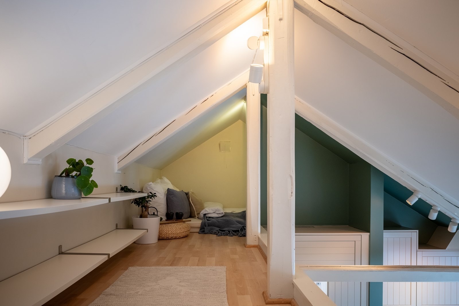 Selger har lagd en liten sengekrok. Tidvis har boligen vært leid ut på Air-bnb og har hatt god repsons pga. kort vei til togbanen og mange sengeplasser Galleribilde