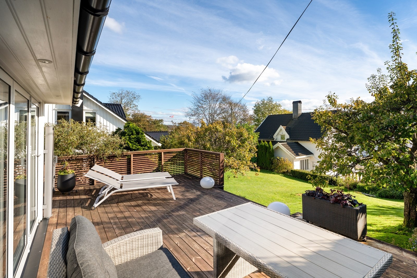Solrike terrasser med royalimpregnerte terrassebord. Galleribilde