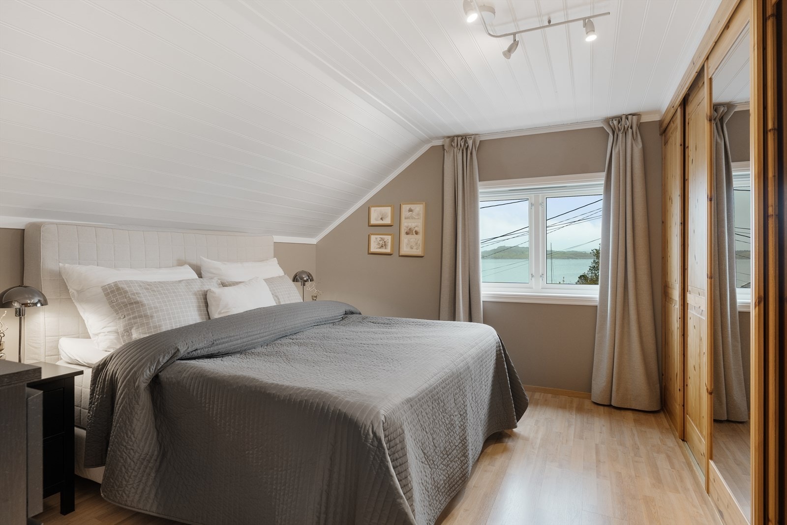 Hovedsoverom med god plass til skyvedørs garderobe og flott sjøutsikt. Galleribilde
