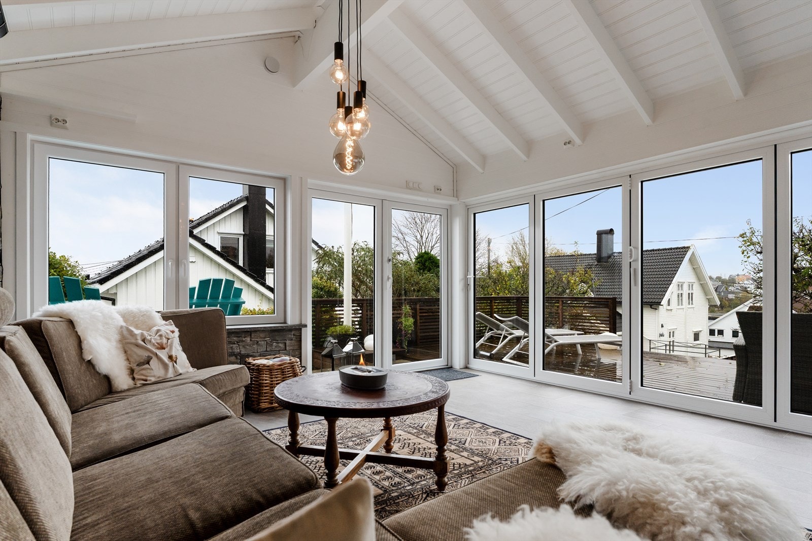 Lun og innbydende hagestue med utsikt Galleribilde