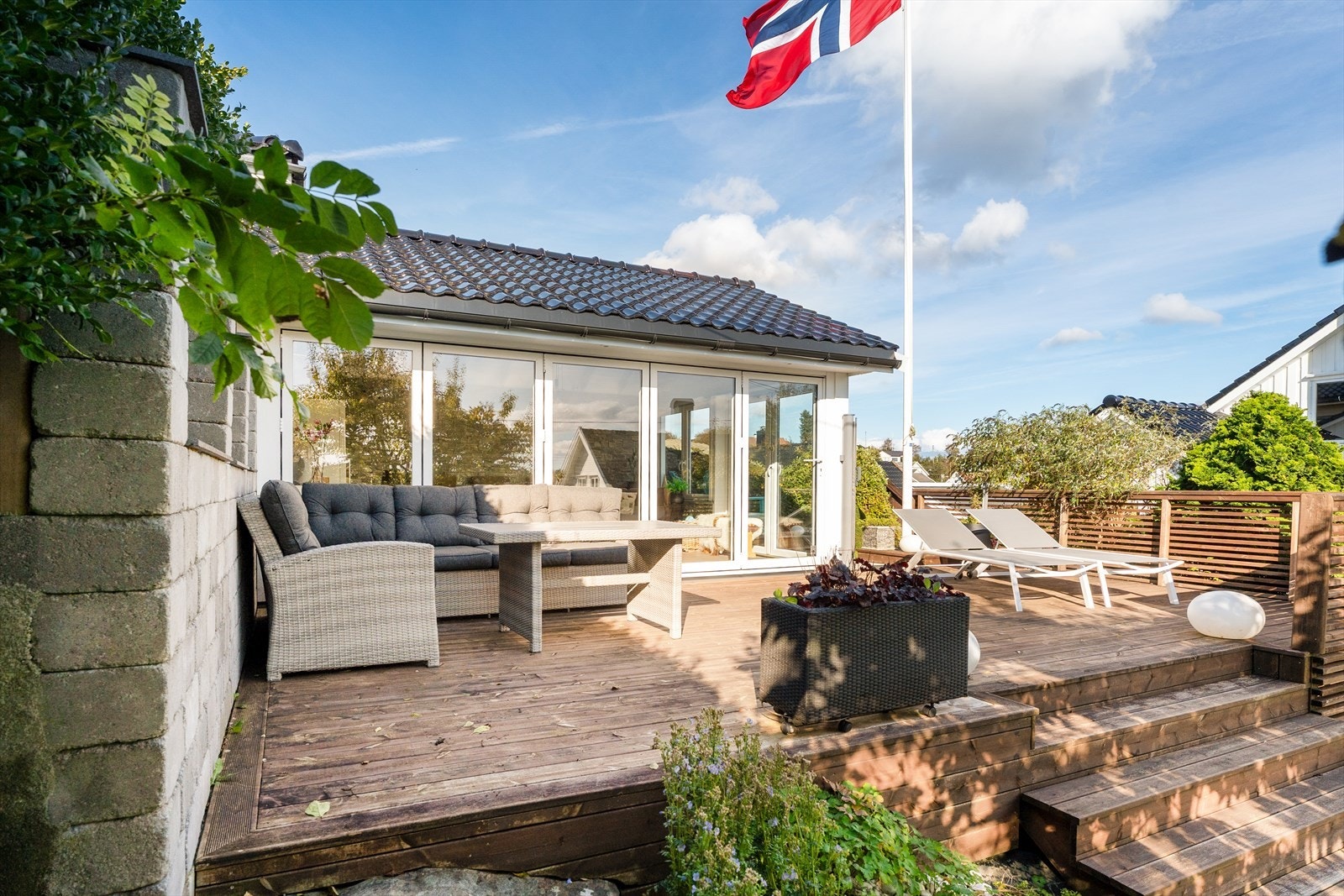 Flott terrasse til hagestuen. Galleribilde