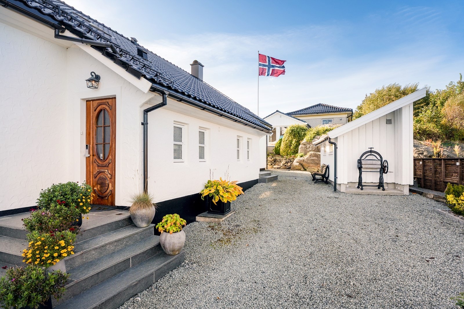 Flotte uteområde og praktisk utvendig bod. Galleribilde