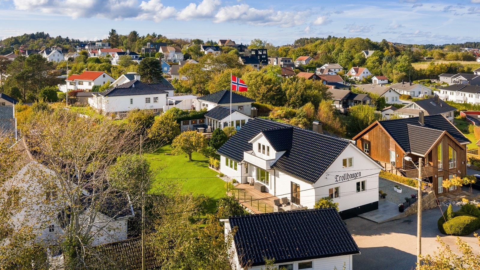Solrik hage med god plass til lek og avslapning. Galleribilde
