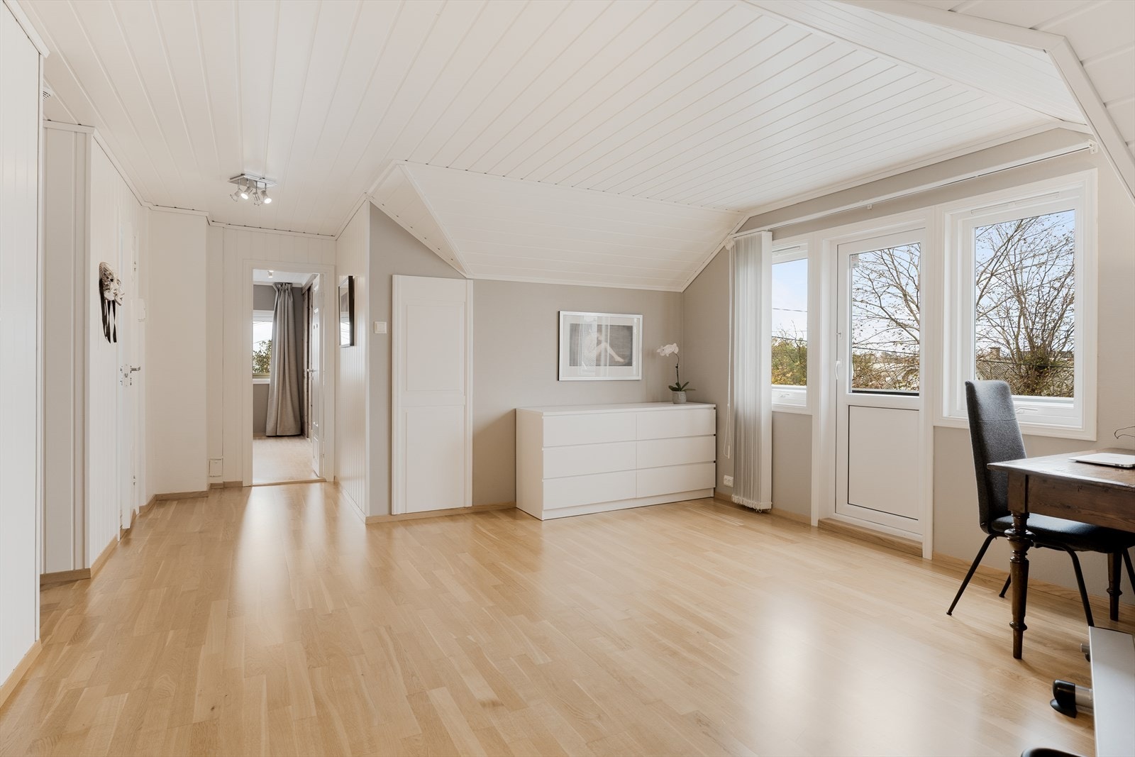 Romslig loftstue - perfekt som ekstra oppholdsrom Galleribilde