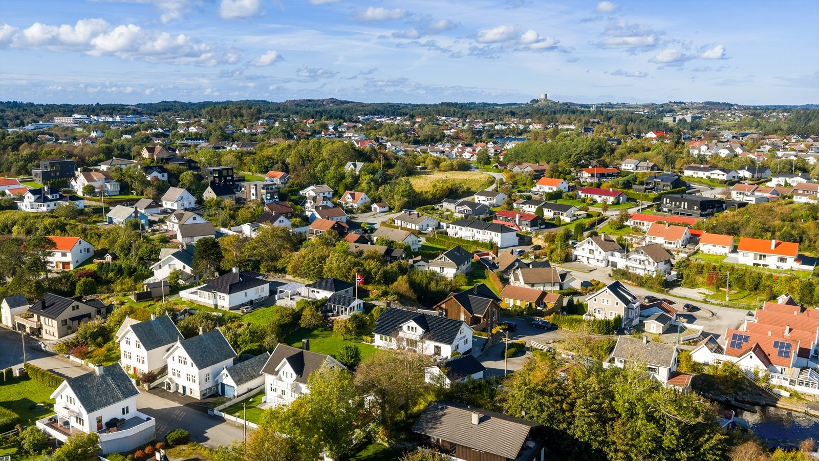 Eiendommen ligger i et rolig og attraktivt område med nærhet til sjøen, samtidig som du har kort vei til sentrum av Kopervik, skoler, barnehager og servicetilbud Galleribilde