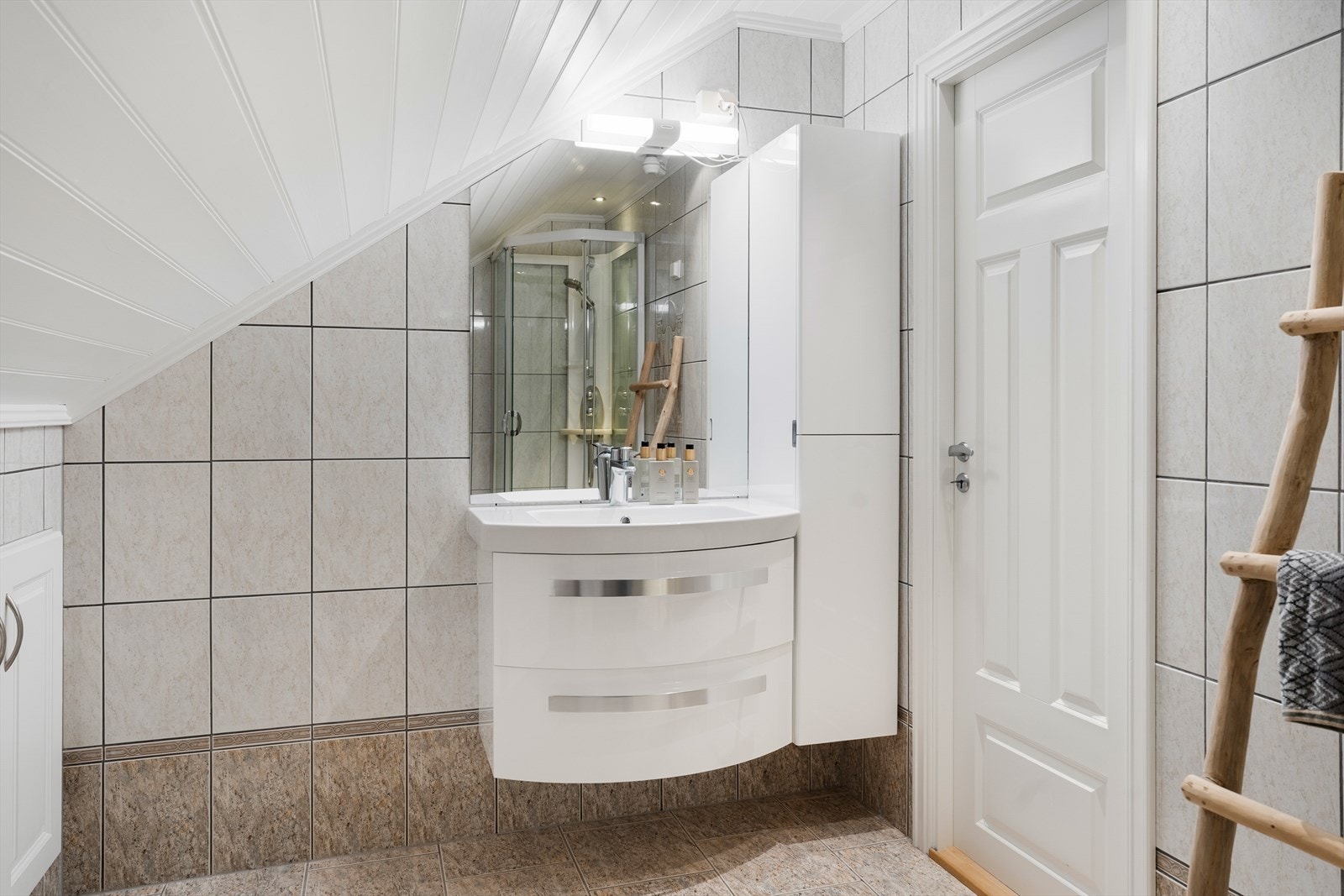 Baderom er innredet med dusj, wc og vask i seksjon. Galleribilde