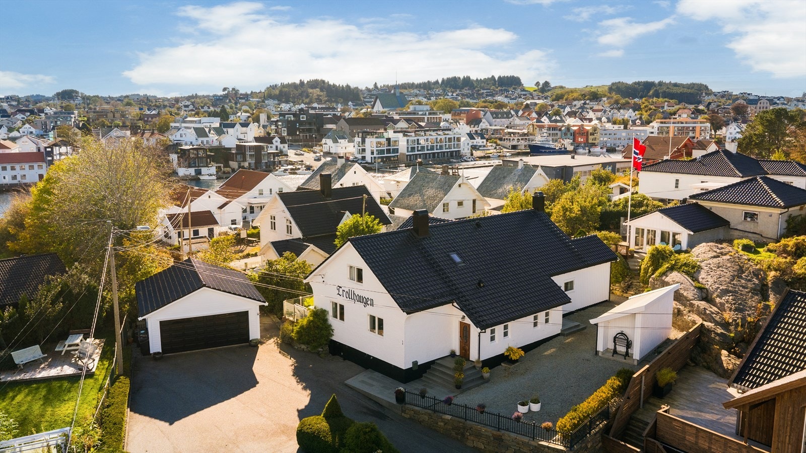 Pen enebolig med opparbeidet tomt, dobbel garasje og hagestue. Galleribilde