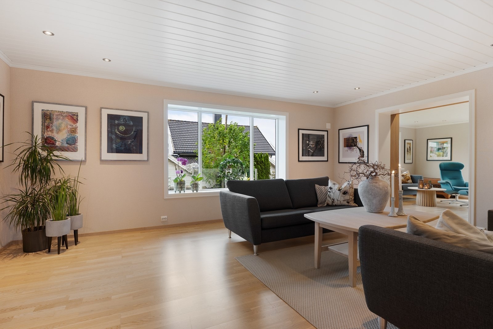 Den store stuen er delt inn i tre harmoniske soner som skaper både funksjon og flyt i rommet. Galleribilde