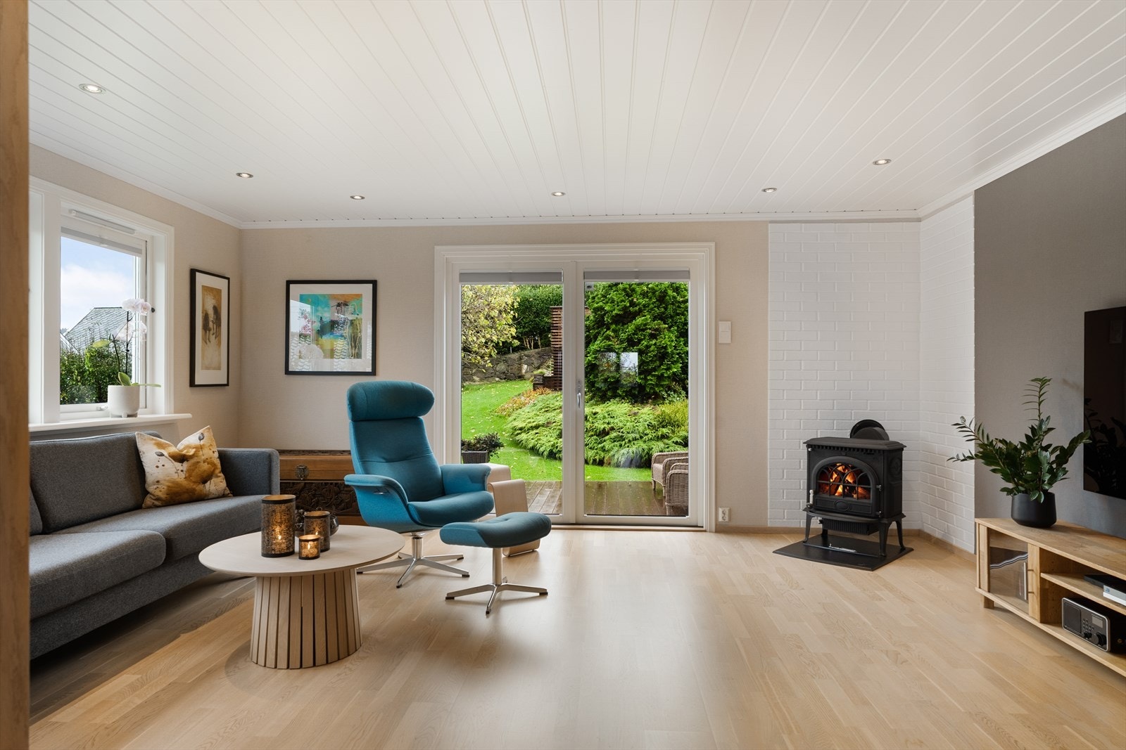 Vedovn og lune farger gir en varm atmosfære i tv - stuen. Galleribilde