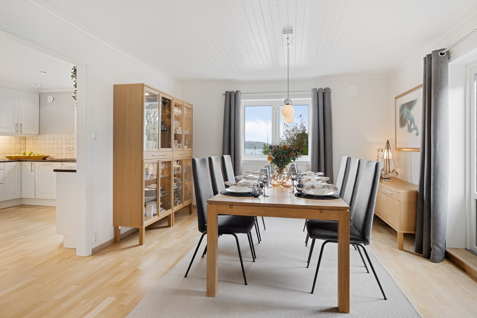 Åpent og sosialt kjøkkenområde. Med god spiseplass og flott utsikt. Galleribilde