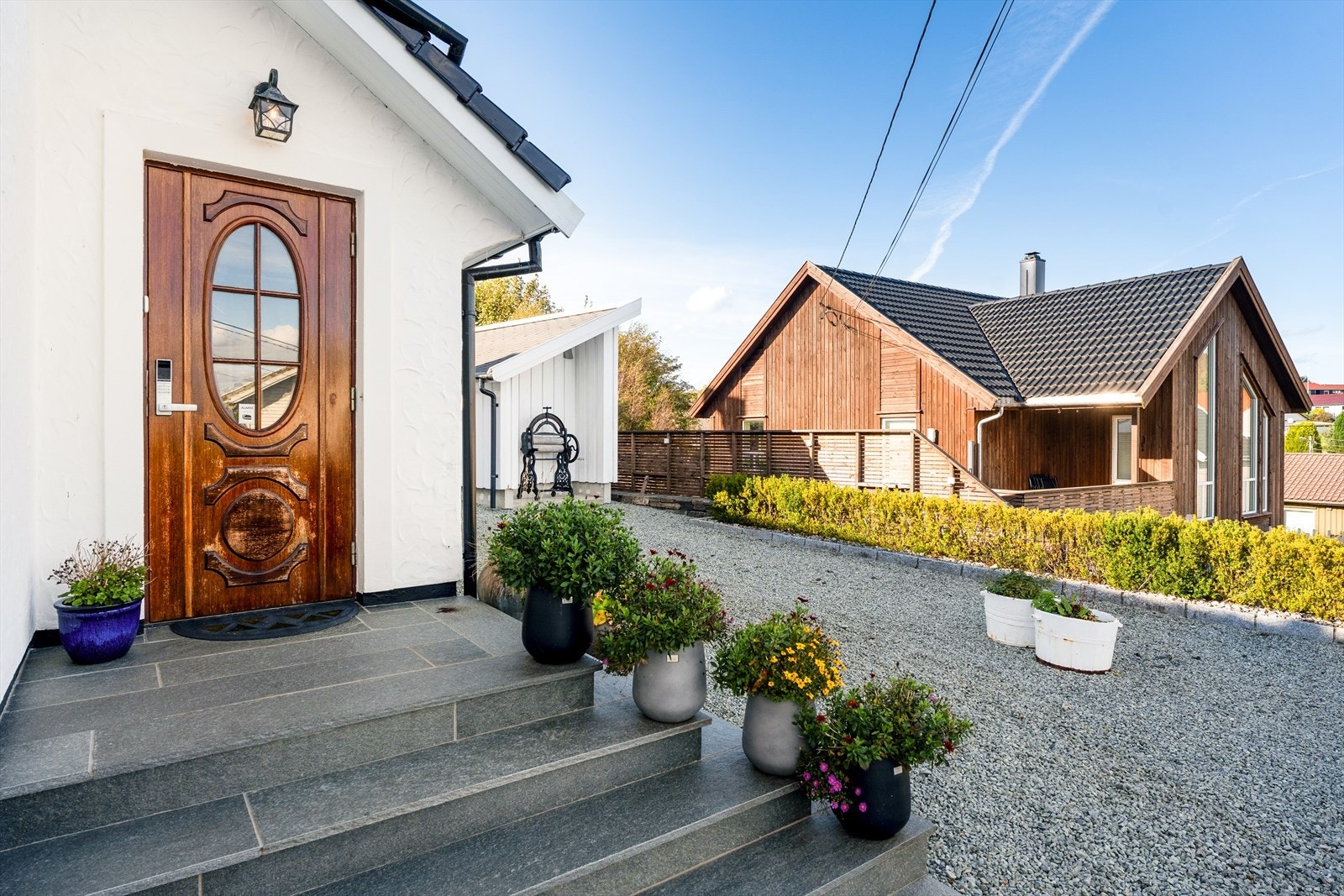 Flott inngangsparti ned skiferbelagte trapper. Galleribilde