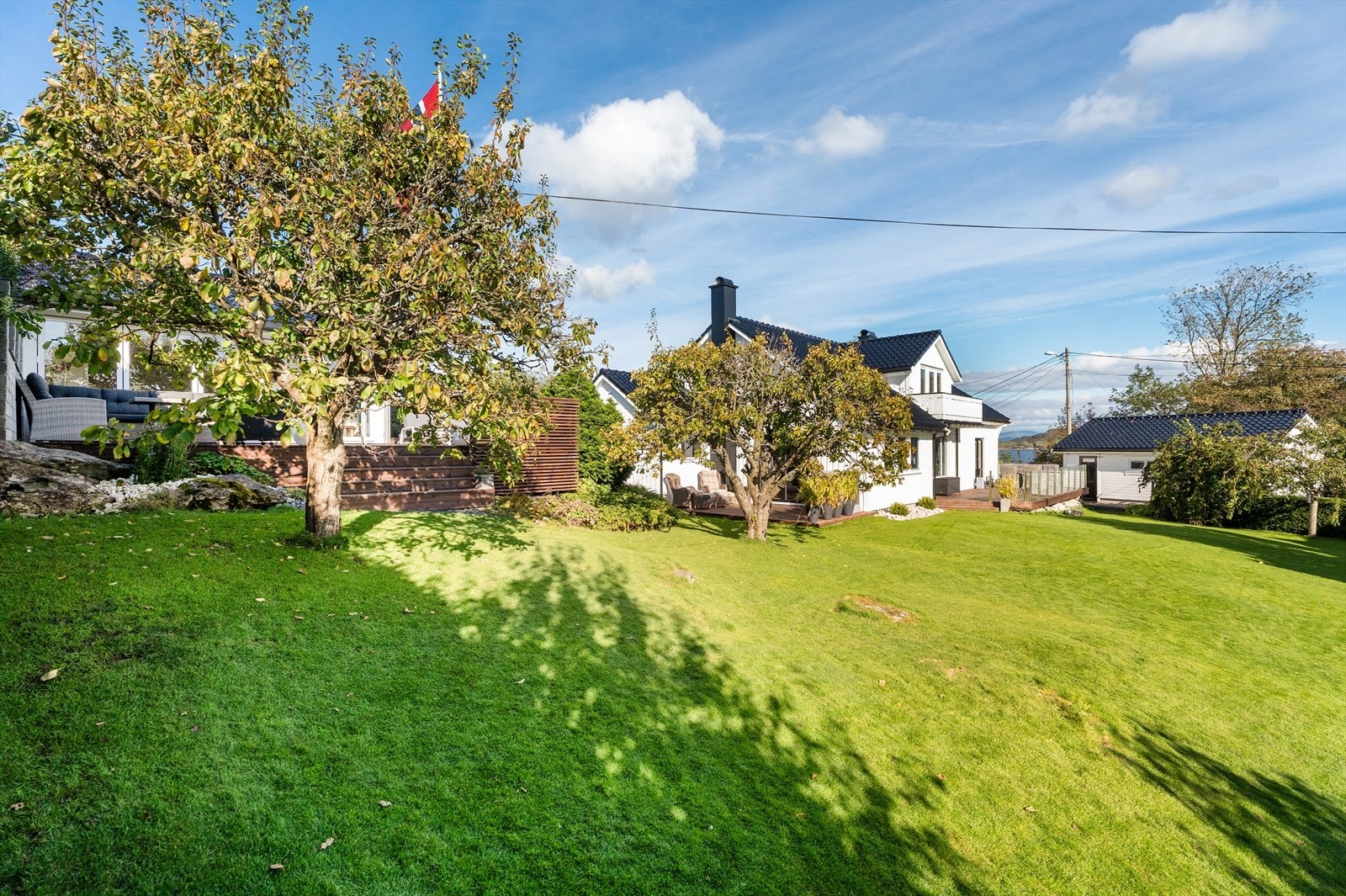 Hagen er pent opparbeidet med plen, bed, beplantning, plommetre, ripsbusker og skiferbelagte trapper. Galleribilde