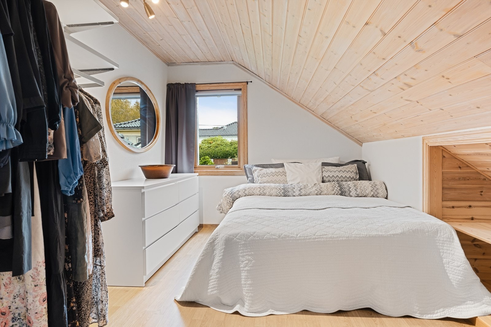 Soverom 3 i loftetasjen med plass til dobbelseng. Galleribilde