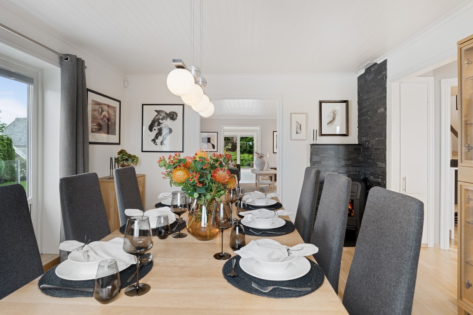 Spisestue med vedovn og direkte utgang til uteområde. Galleribilde