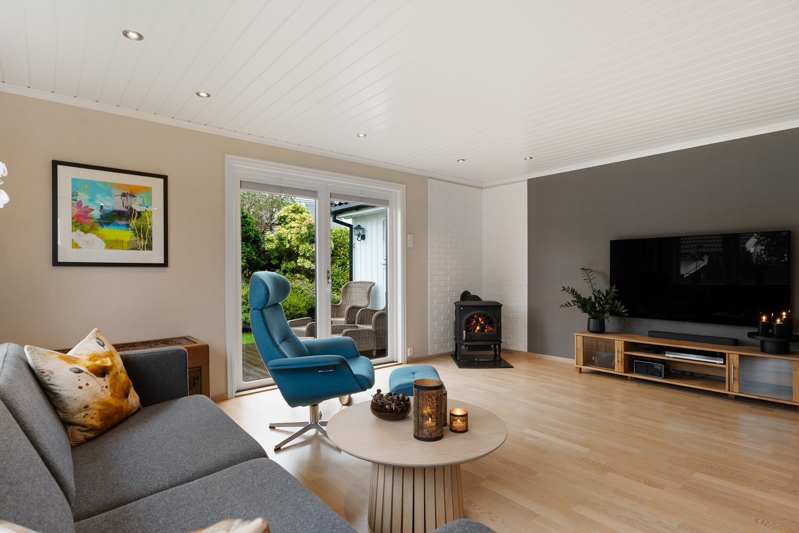 Behagelig tv-stue med plass til hele familien Galleribilde