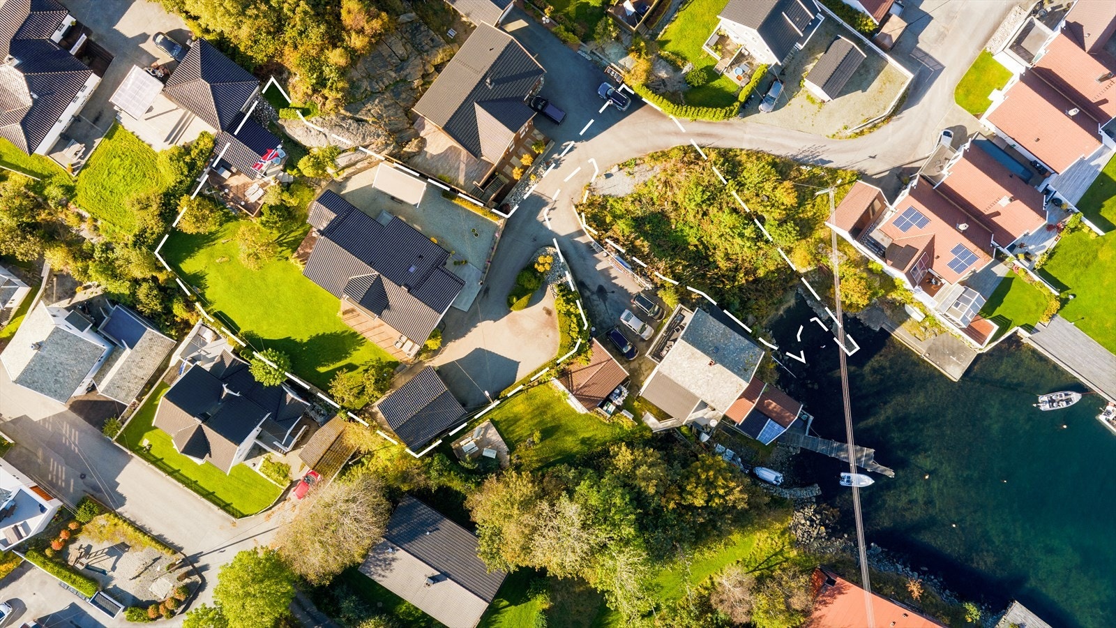 Innholdsrik enebolig med flott hage, sjøtomt og svært gode solforhold. Galleribilde