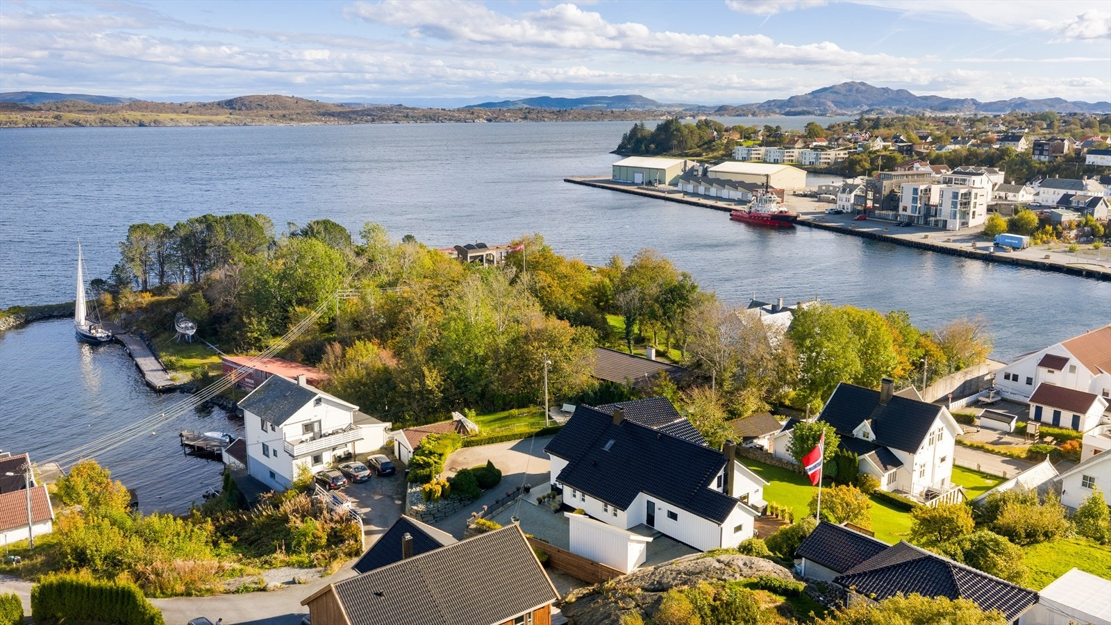 Velkommen til en stor og innholdsrik enebolig med nydelig beliggenhet i sjøkanten! Her bor du i naturskjønne omgivelser, samtidig som du har gangavstand til alt Kopervik har å by på. Galleribilde