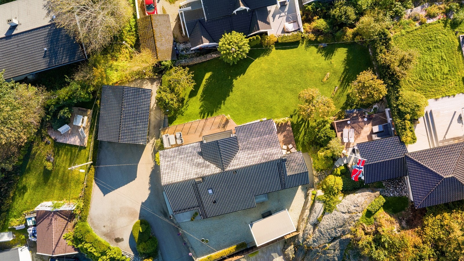 Uteområdet er pent opparbeidet med god plass for både lek, hagebruk og avslapning. Galleribilde
