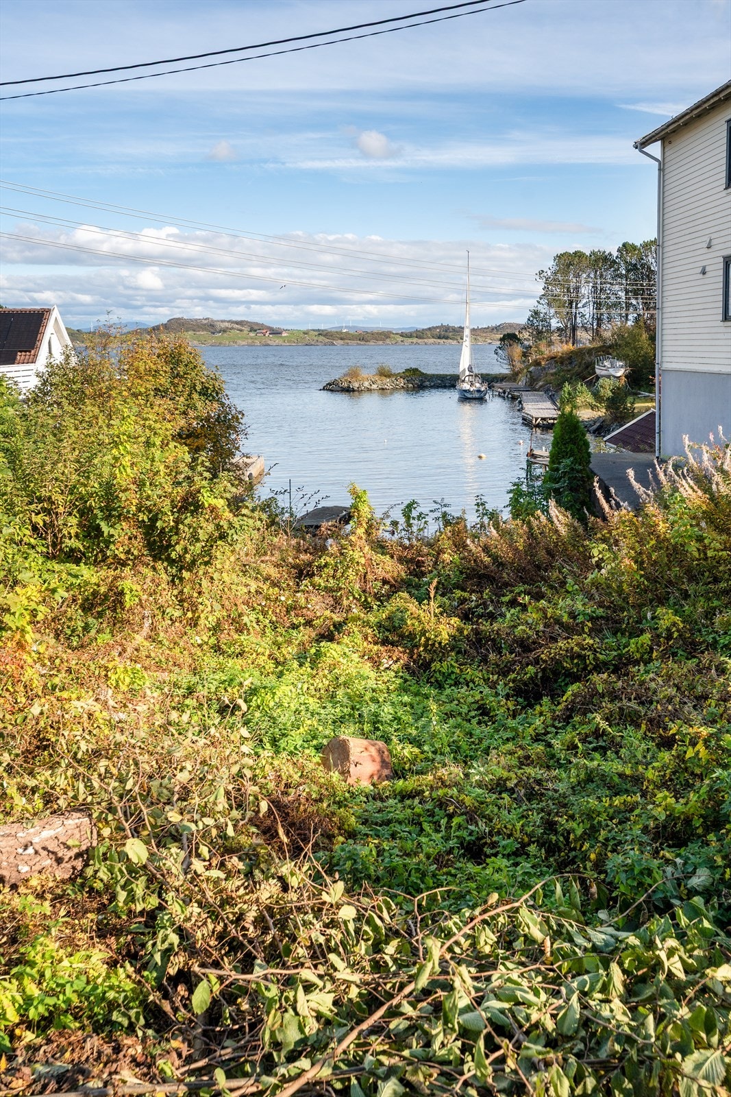 Deler av tomten er sjøtomt regulert til friområde med gammel brygge hvor en kan ha båten og ca. 9 meter sjølinje Galleribilde