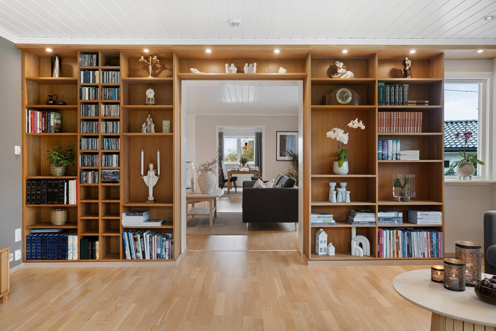 Boligen byr på en stor og lys stue med flott plassbygd hylle som gir både sjel og funksjonalitet til rommet. Galleribilde