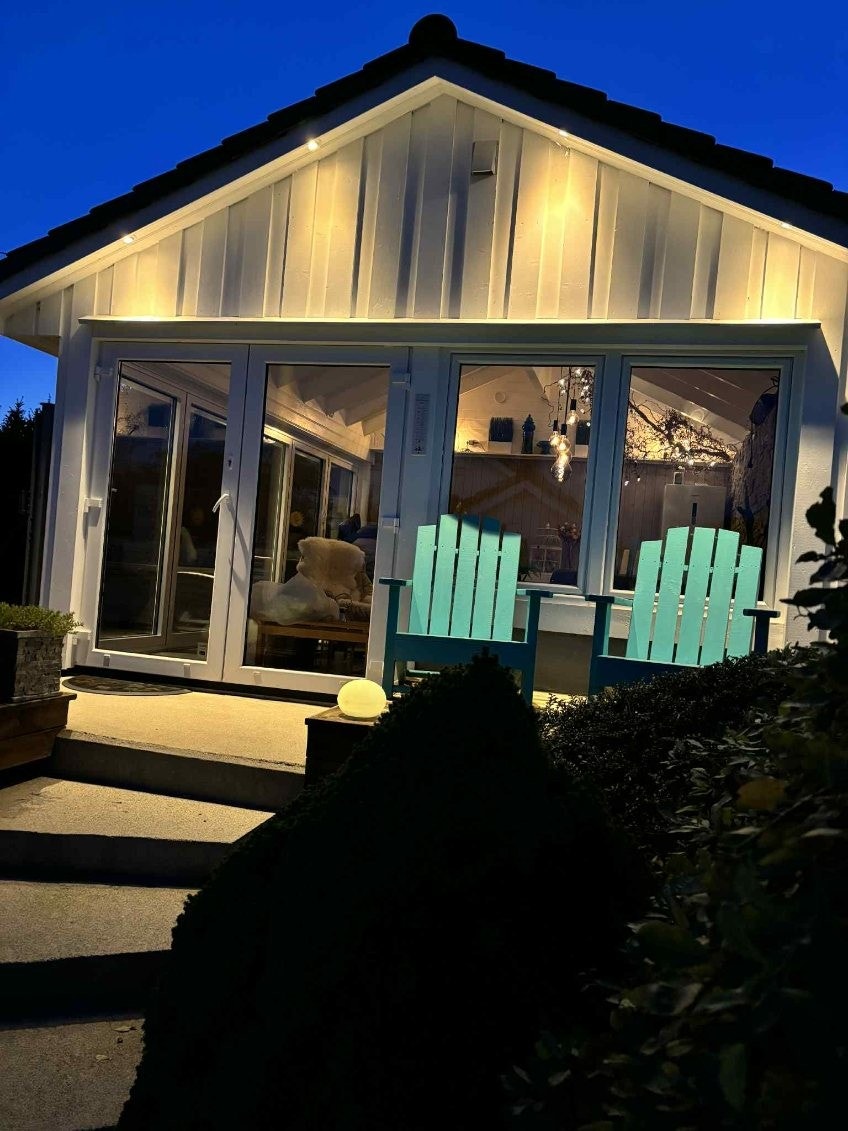 Flotte bilde av hagestuen på kveld. Galleribilde