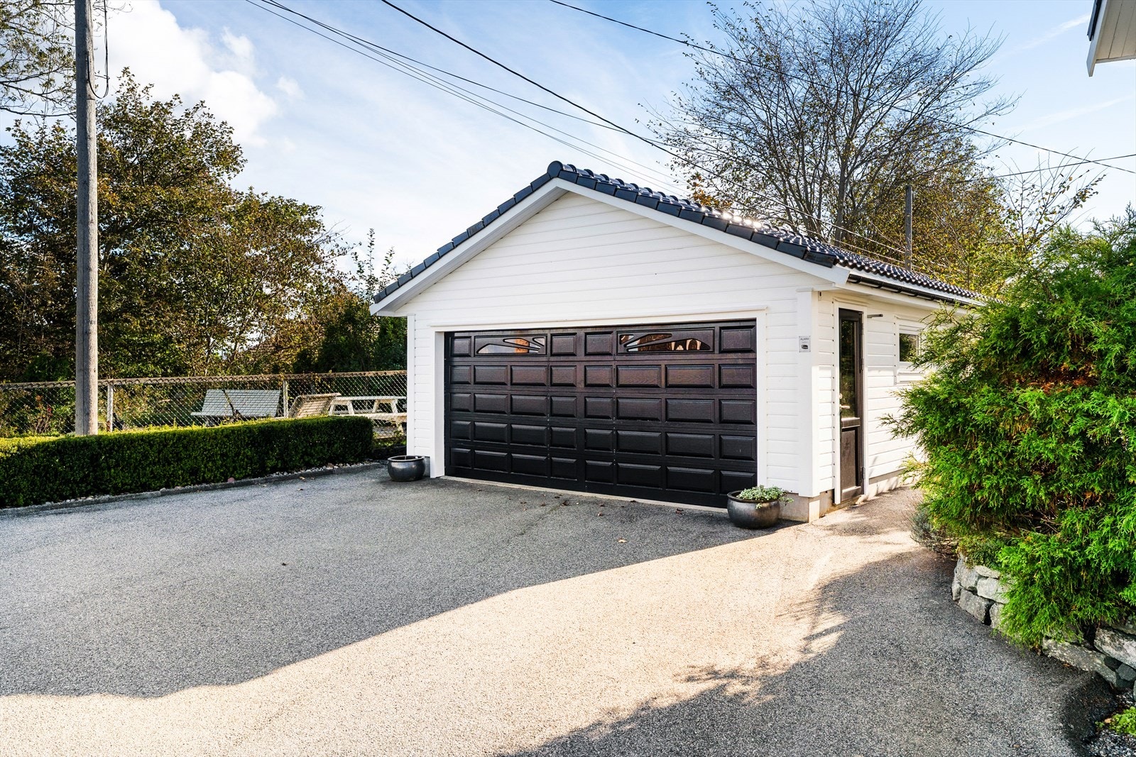 Stor og praktisk garasje Galleribilde