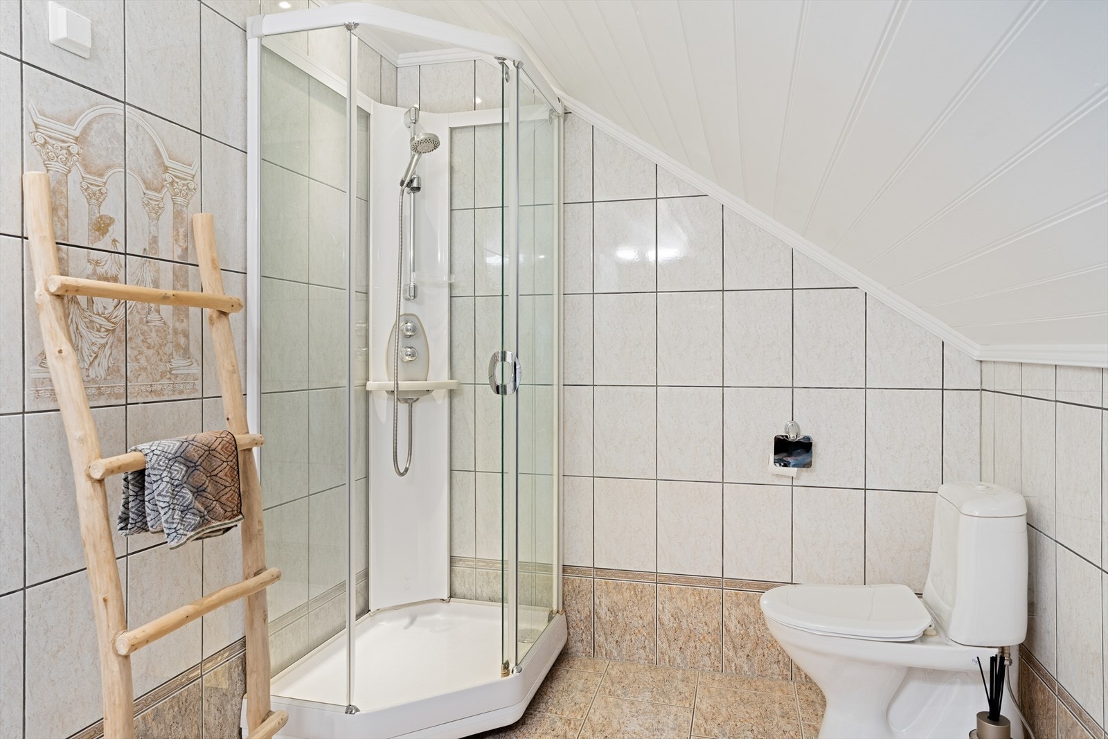 Helfliset baderom i loftetasjen. Galleribilde