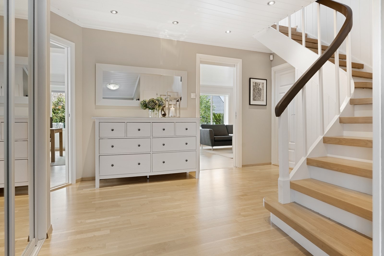 Romslig gang med skyvedørsgarderobe og flotte trapper opp til loftetasjen. Galleribilde