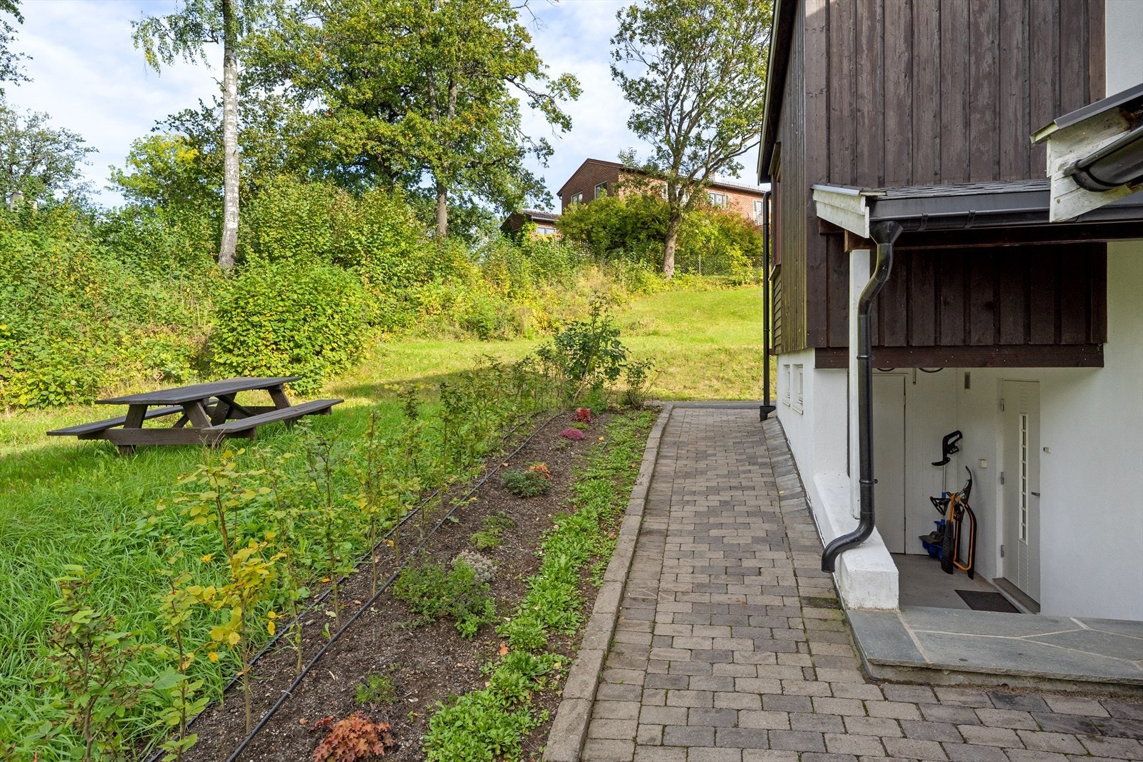 Det er en egen adkomst til verkstedet utenfra. Galleribilde