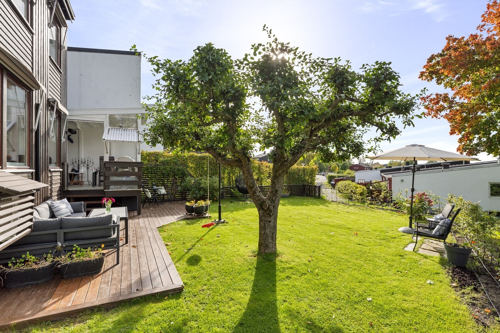 Fra verandaen er det videre adkomst til en terrasse på 23 m², som gir godt med boltringsplass for hele familien og hyggelige selskaper. Galleribilde