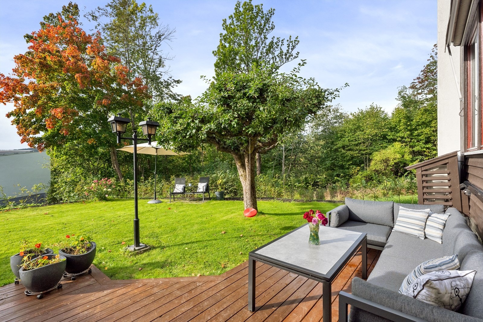 Fra verandaen er det videre adkomst til en terrasse på 23 m². Galleribilde