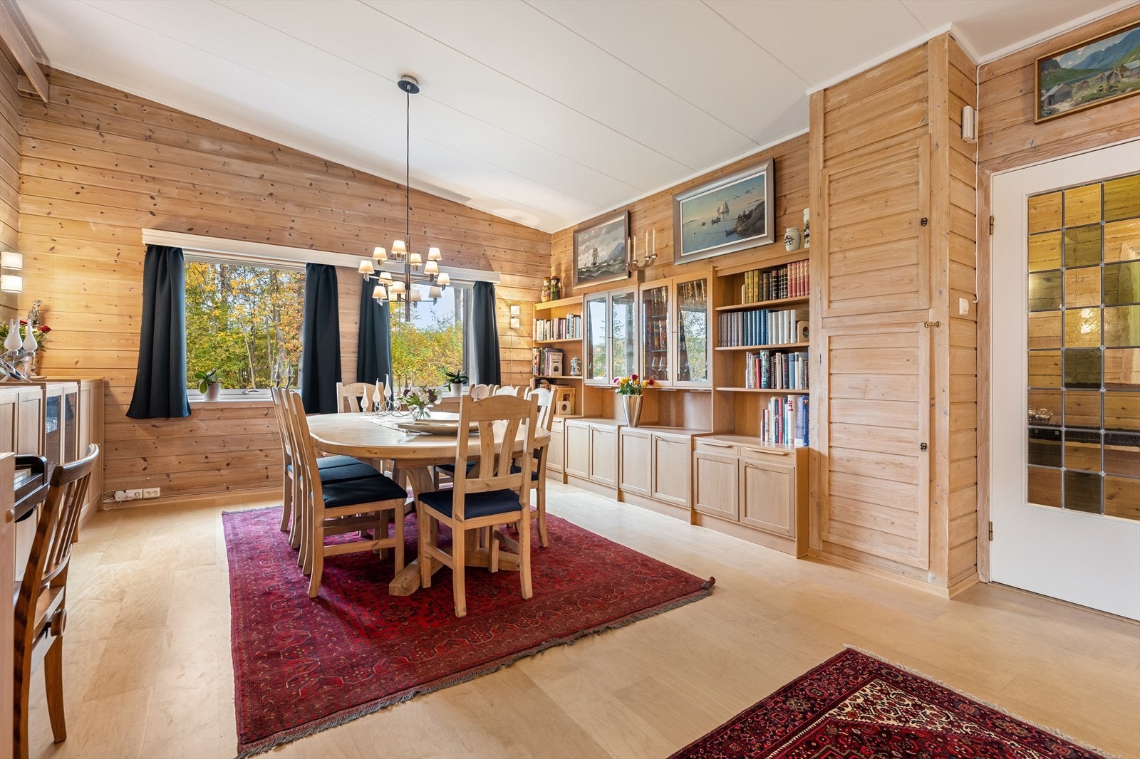 Her det gode muligheter for oppbevaring langs sidene, med plass til et stort spisebord i rommet. Galleribilde