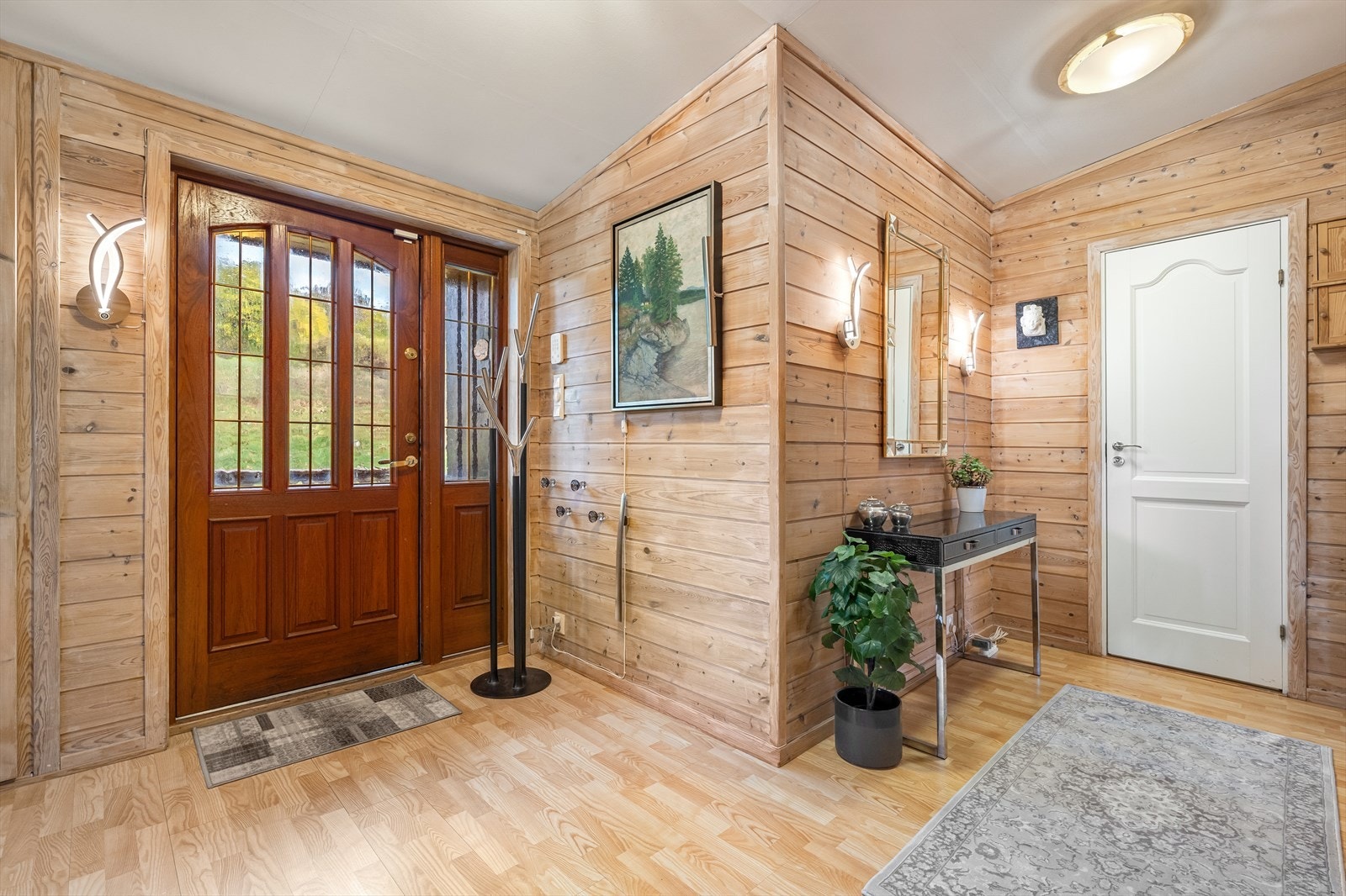 Velkommen inn i en romslig entré! Galleribilde