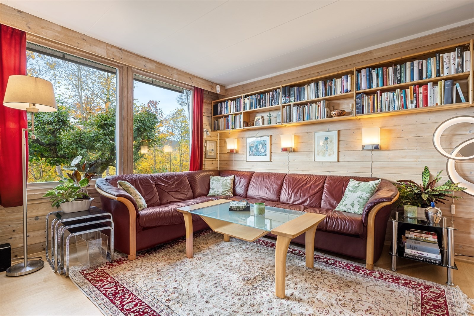 I underetasjen er boligens sosiale stue, med utgang til hagen og terrassen. Galleribilde