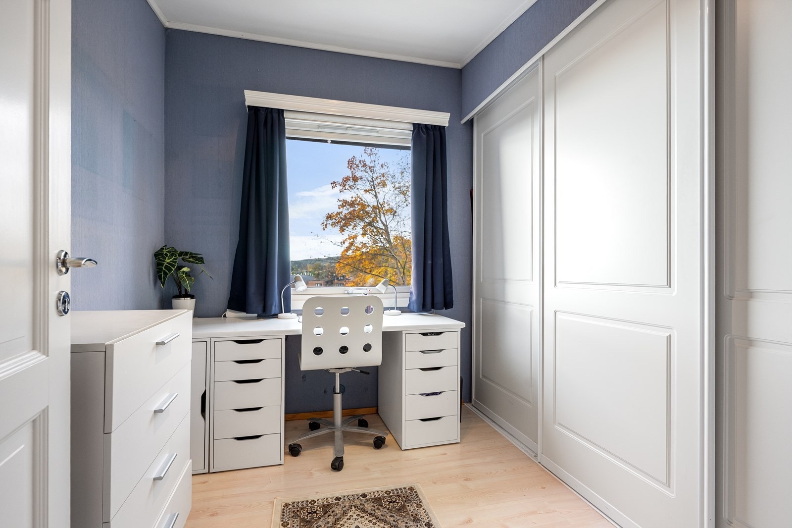 Opp trappen finner du to av boligens soverom. På dette rommet er det godt med oppbevaringsplass. Galleribilde