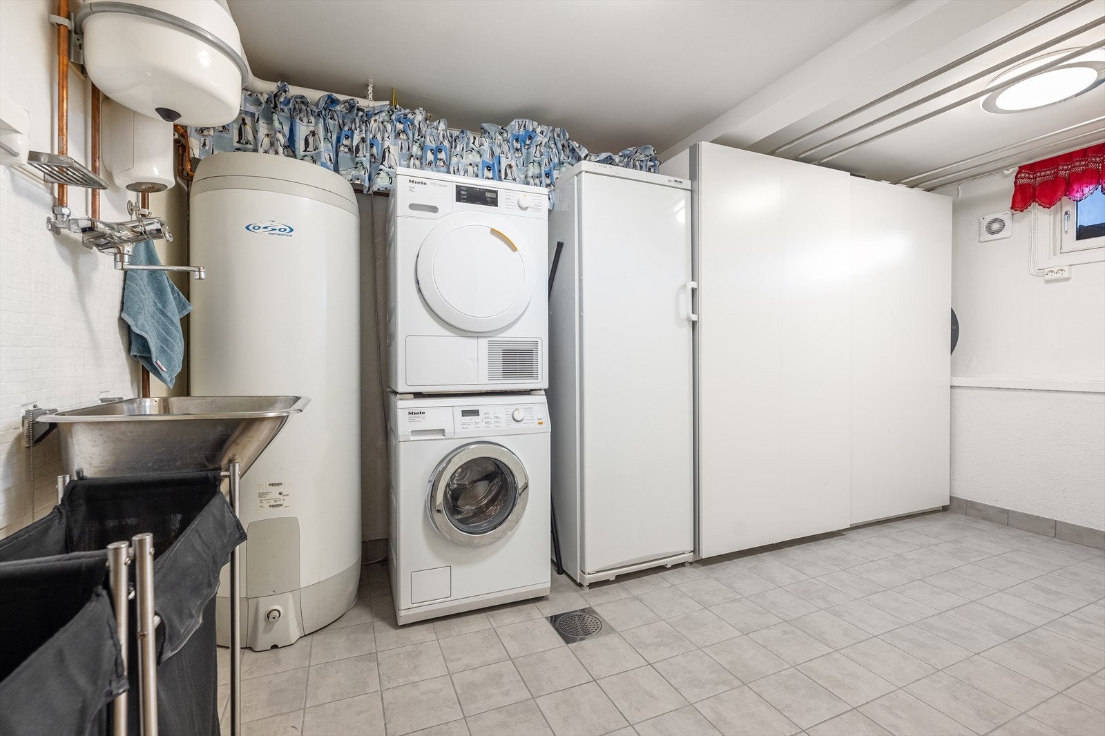 Vaskerommet har også adkomst fra hobbyrommet, med opplegg for både vaskemaskin og tørketrommel. Galleribilde
