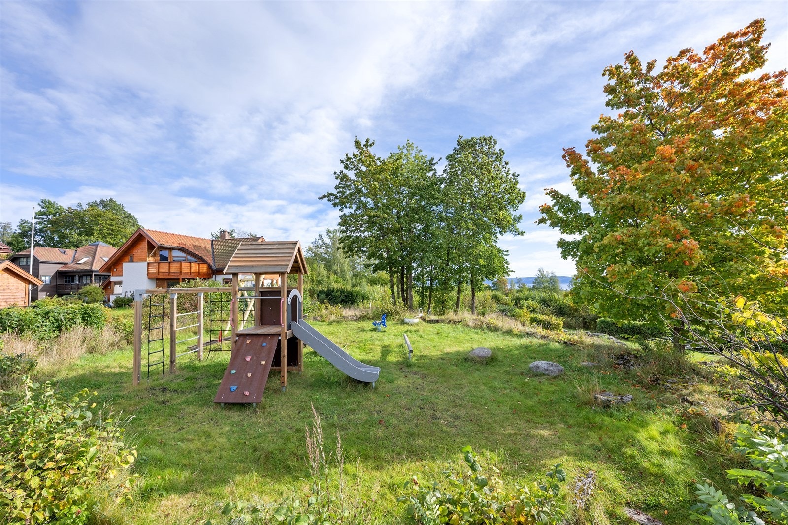 I umiddelbar nærhet finnes det lekeplass og store, bilfrie fellesområder. Galleribilde