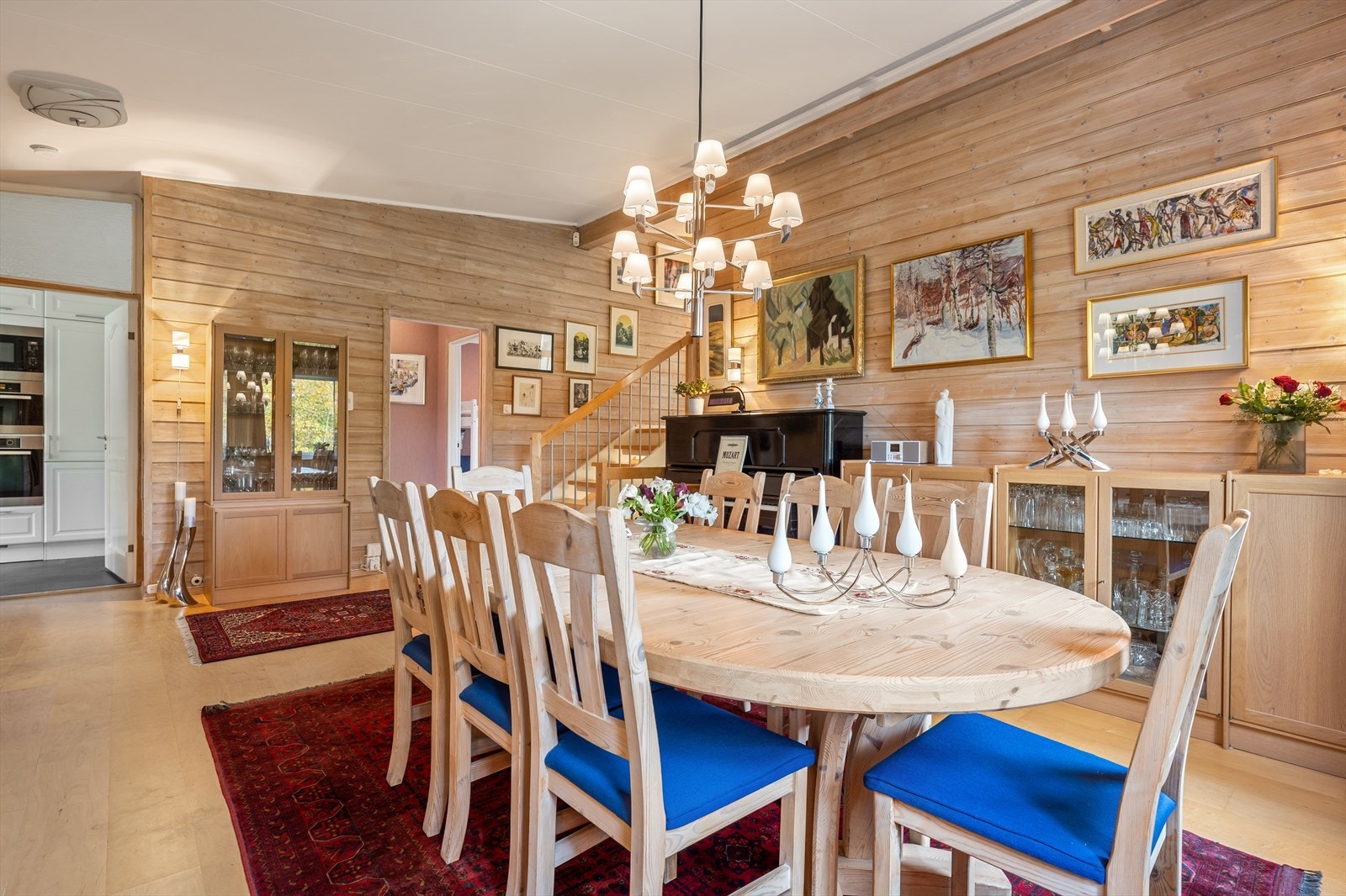 Fra spisestuen kommer man rett til kjøkkenet. Galleribilde