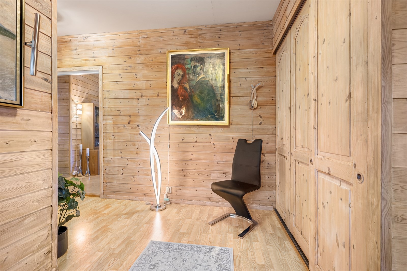 Hallen har en god skyvedørsgarderobe for oppbevaring av yttertøy og sko. Galleribilde