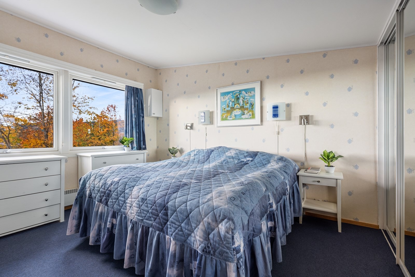 Hovedsoverommet er av god størrelse med plass til dobbeltseng med nattbord på hver side. Rommet er innredet med romslig skyvedørsgarderobe. Galleribilde