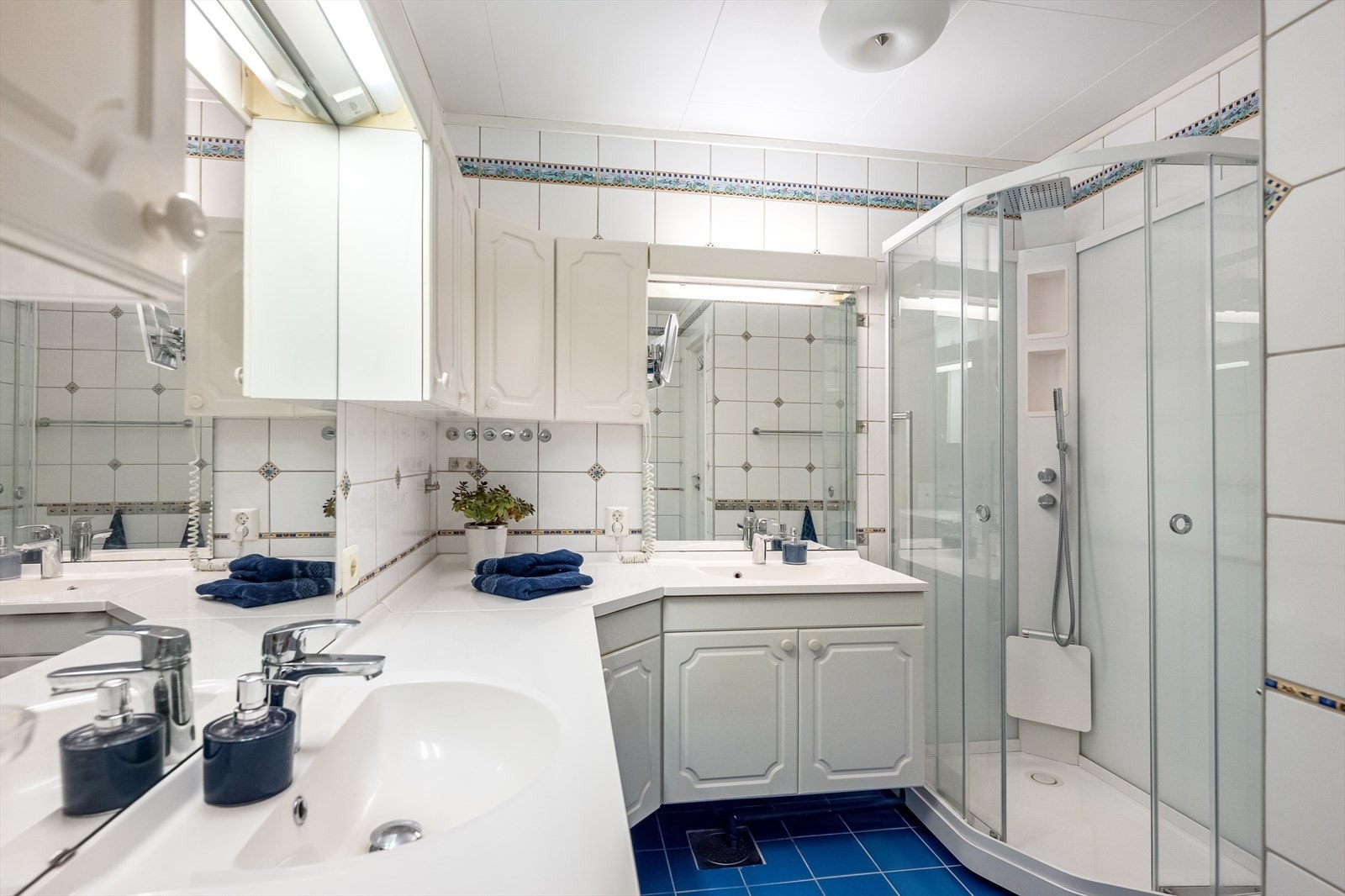 På badet er det godt med oppbevaringsplass i skap. Galleribilde