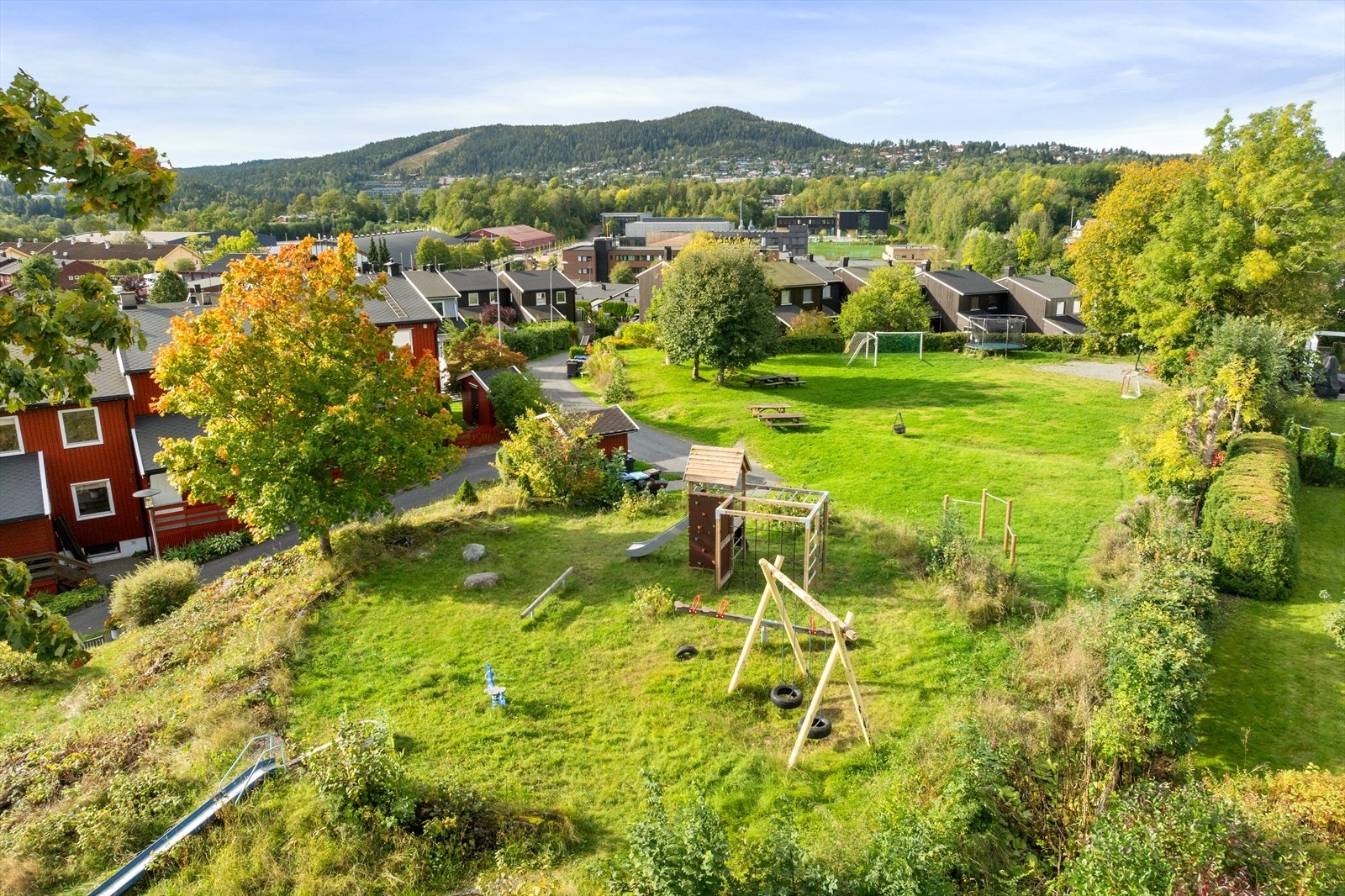 Området er godt tilrettelagt for familier, med trygge og oversiktlige utearealer. Galleribilde