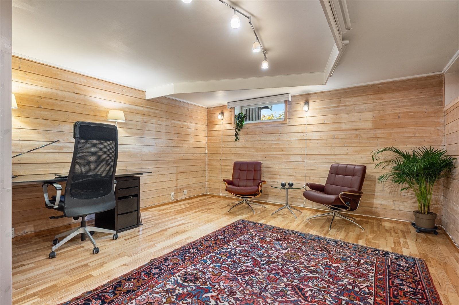 Fra stuen er det adkomst til en kjellerstue (ikke godkjent til varig opphold) Galleribilde