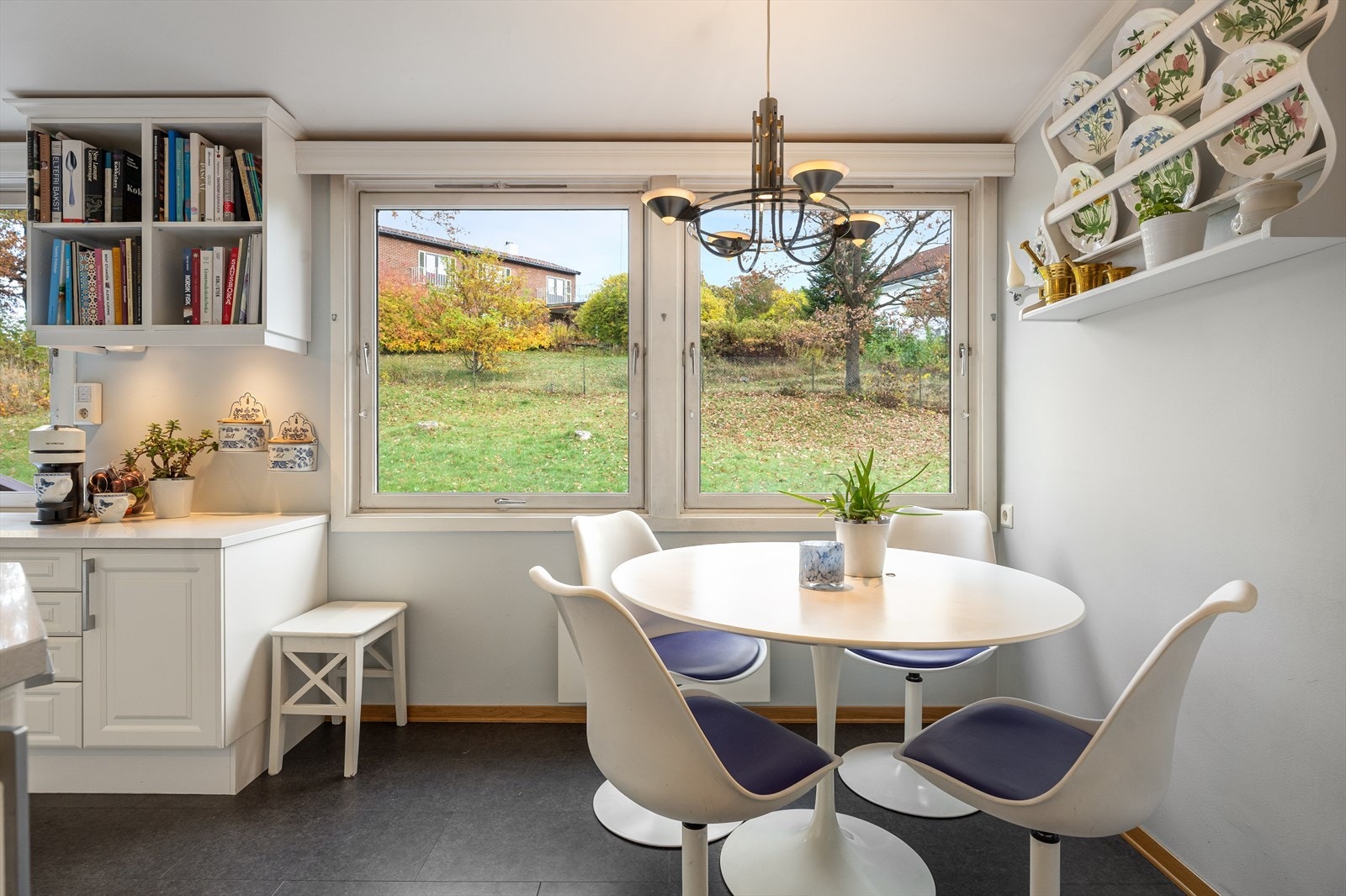 På kjøkkenet er det plass til et mindre spisebord, perfekt for frokosten. Galleribilde